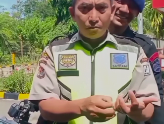 Bikin Terharu! Sang Anak yang Jadi Brimob Bertemu Sang Ayah Berprofesi Satpam