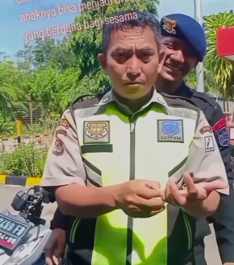 Bikin Terharu! Sang Anak yang Jadi Brimob Bertemu Sang Ayah Berprofesi Satpam