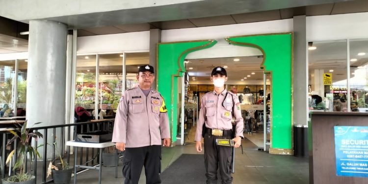 Jalin Silaturahmi, Anggota Polsek Telukjambe Sambangi Satpam