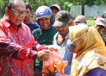 Jelang Lebaran, Ketua DPRD Sumut Bagikan Sembako ke Satpam