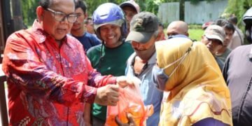 Jelang Lebaran, Ketua DPRD Sumut Bagikan Sembako ke Satpam
