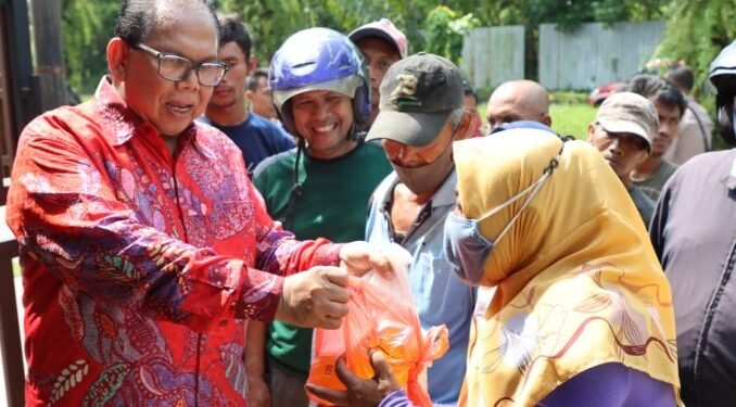 Jelang Lebaran, Ketua DPRD Sumut Bagikan Sembako ke Satpam