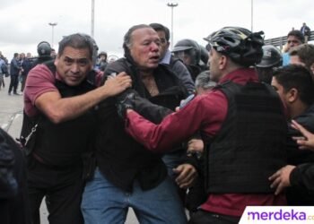 Sopir Bus Unjuk Rasa, Menteri Keamanan Buenos Aires Dipikul hingga Babak Belur