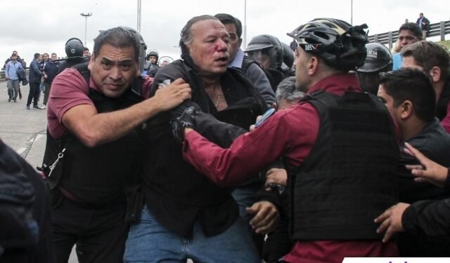 Sopir Bus Unjuk Rasa, Menteri Keamanan Buenos Aires Dipikul hingga Babak Belur