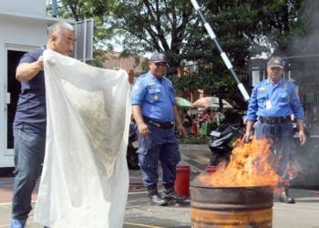 Satpam Kejari Pati Dibekali Cara Padamkan Api dengan Karung dan APAR