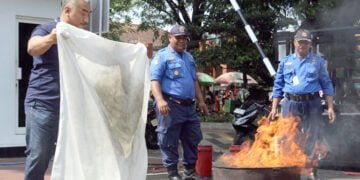 Satpam Kejari Pati Dibekali Cara Padamkan Api dengan Karung dan APAR