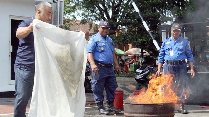 Satpam Kejari Pati Dibekali Cara Padamkan Api dengan Karung dan APAR