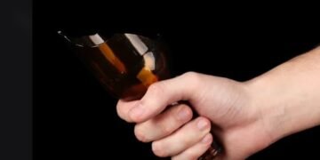 Satpam Karaoke Ditikam Mantan Pemain PSM Makassar dengan Pecahan Botol