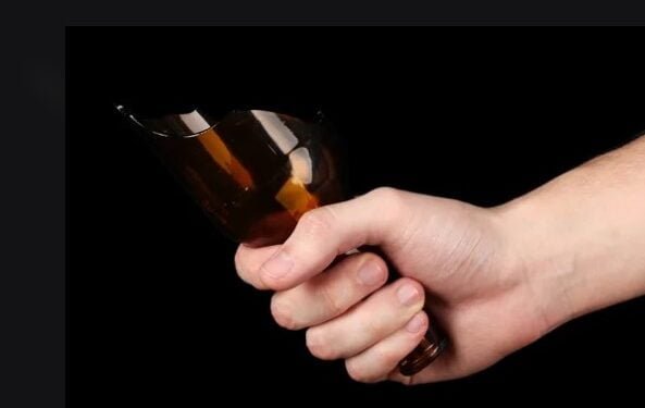 Satpam Karaoke Ditikam Mantan Pemain PSM Makassar dengan Pecahan Botol