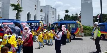 Kembali Bekerja, Satpam Masjid Zayed Minta Aturan soal Tip Diperjelas