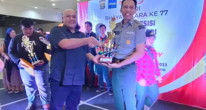 Berseragam Satpam, Komedian Ini Juara Satu Lomba Stand Up Comedy di Prabumulih