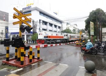 Aksi Heroik Selamatkan Lansia di Perlintasan Kereta Oleh Petugas Keamanan Dalam