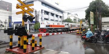 Aksi Heroik Selamatkan Lansia di Perlintasan Kereta Oleh Petugas Keamanan Dalam