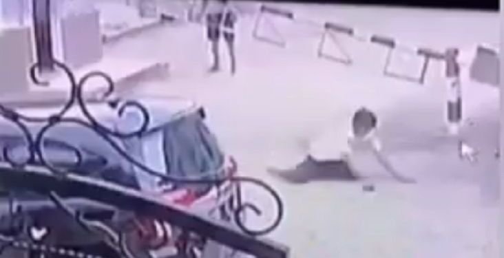 Dua Orang Tak Dikenal Hajar Satpam Perumahan Hingga Berdarah