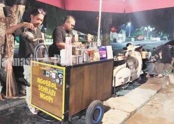 Mantan Satpam Jualan Kopi Kaki Lima dengan Vespa Jadul