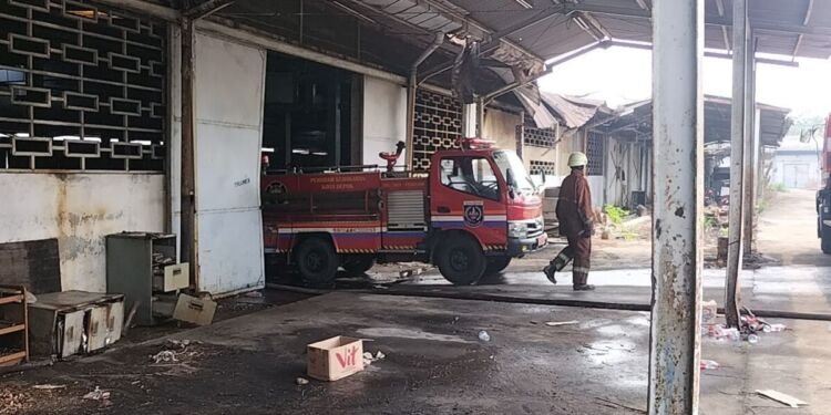 Gara-gara Satpam Bakar Sampah, Pabrik Tidak Beroperasi Terbakar