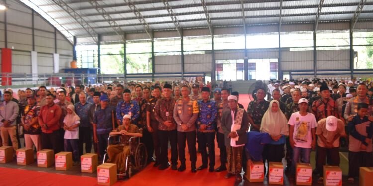 Kapolda Jatim Gelar Bhakti Sosial dan Kesehatan di Sampang