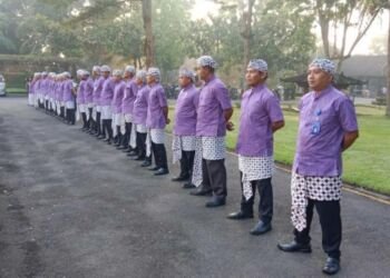 Sambut Wisatawan, Satpam Candi Borobudur Kenakan Pakaian Nuansa Jawa