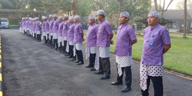 Sambut Wisatawan, Satpam Candi Borobudur Kenakan Pakaian Nuansa Jawa