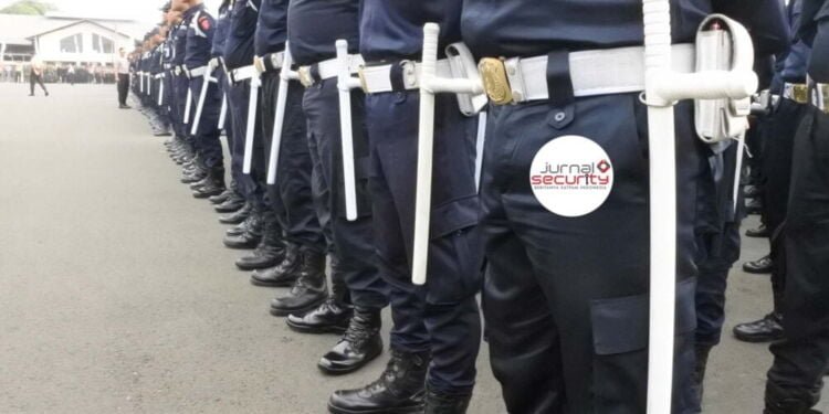 Fungsi Tongkat T Satpam, Salah Satunya Bisa untuk Tingkatkan Wibawa