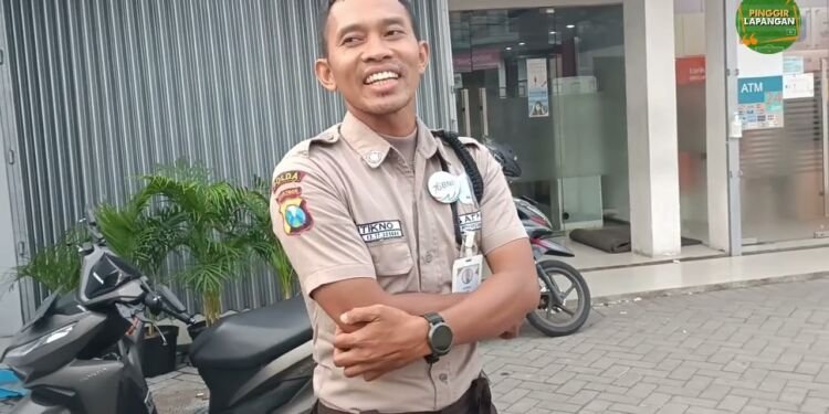 Sutikno, Mantan Pemain Persebaya Jadi Satpam Bank di Gresik