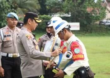 Kapolresta Banyumas Beri Penghargaan Dua Satpam Berprestasi