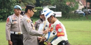 Kapolresta Banyumas Beri Penghargaan Dua Satpam Berprestasi
