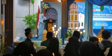 Rektor UUI Serahkan Bantuan untuk Penerima Beasiswa hingga Satpam