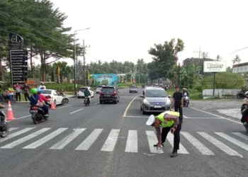 Satpam Luka Parah Tertabrak Mobil Mitsubishi Saat Sebrangkan Suzuki