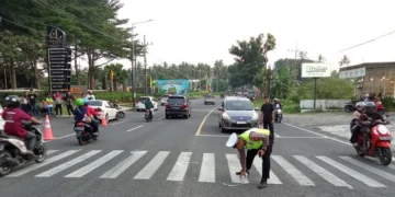 Satpam Luka Parah Tertabrak Mobil Mitsubishi Saat Sebrangkan Suzuki