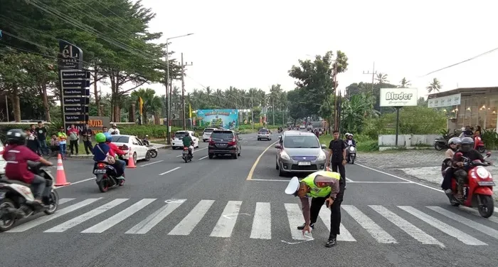 Satpam Luka Parah Tertabrak Mobil Mitsubishi Saat Sebrangkan Suzuki