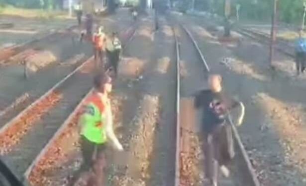Satpam Stasiun Sidoarjo Gagalkan Pria yang akan Tabrakkan Diri ke Kereta Api