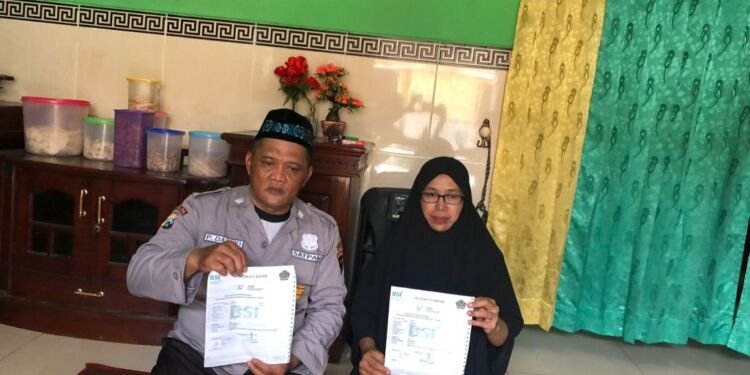 Kegigihan Suami Istri, Satpam dan Penjual Nasi di Mojokerto Naik Haji 2024