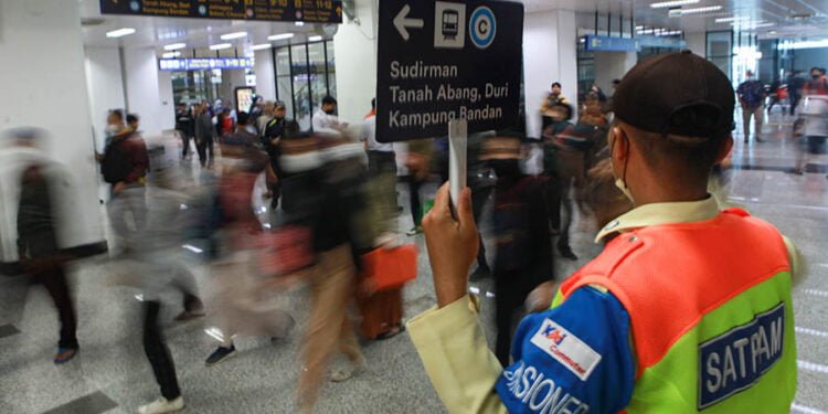 satpam stasiun kereta