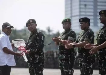 Kemenhan Serahkan 769 Unit Alat Peralatan Keamanan ke TNI