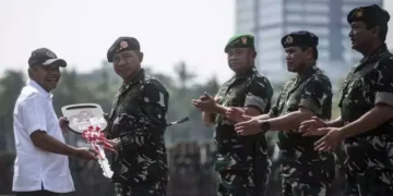 Kemenhan Serahkan 769 Unit Alat Peralatan Keamanan ke TNI