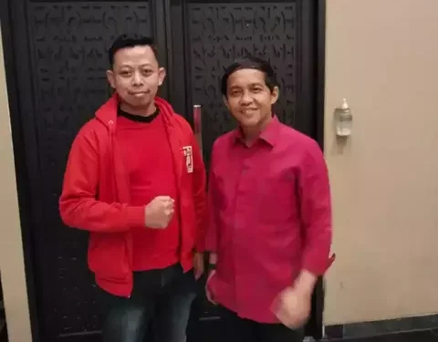 Dwi Hasan Sanusi (mengepal tangan)