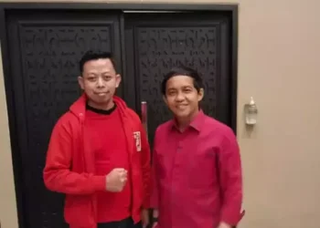 Dwi Hasan Sanusi (mengepal tangan)