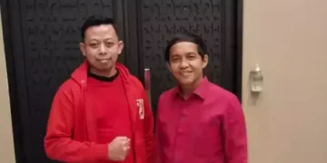 Dwi Hasan Sanusi (mengepal tangan)
