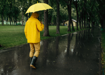 10 Tips Jaga Kesehatan Satpam di Musim Hujan. No 3 Jangan Terlewatkan