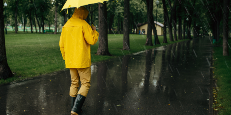 10 Tips Jaga Kesehatan Satpam di Musim Hujan. No 3 Jangan Terlewatkan