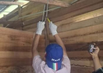 satpam lehernya terlilit tali