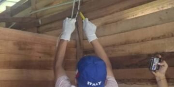 satpam lehernya terlilit tali