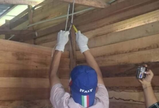 satpam lehernya terlilit tali