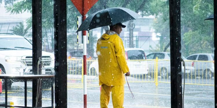 satpam tugas musim hujan