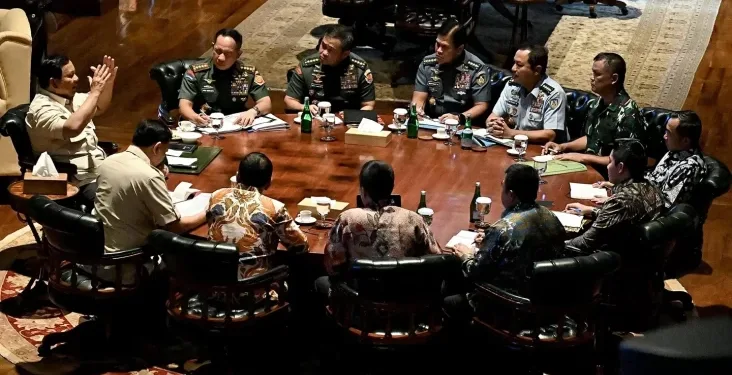 Presiden Prabowo Subianto memanggil Panglima TNI Jenderal Agus Subiyanto dan para kepala staf tiga matra angkatan di kediaman pribadinya di Hambalang, Bogor