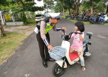 anak naik sepeda listrik
