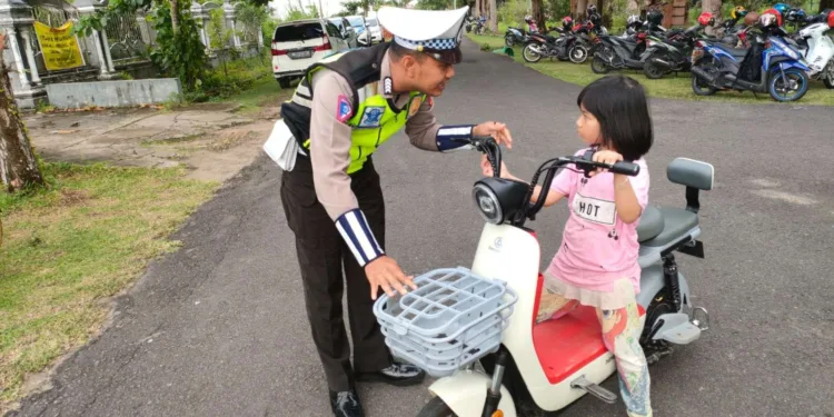 anak naik sepeda listrik