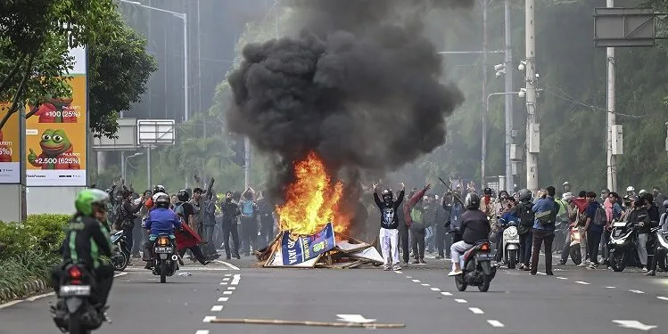 Dampak Anarkis, Australia hingga AS Rilis Travel Warning untuk Indonesia