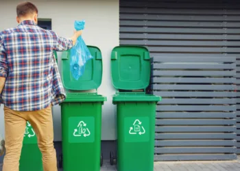 Cara Satpam Mengarahkan Pengunjung Buang Sampah di Tempatnya